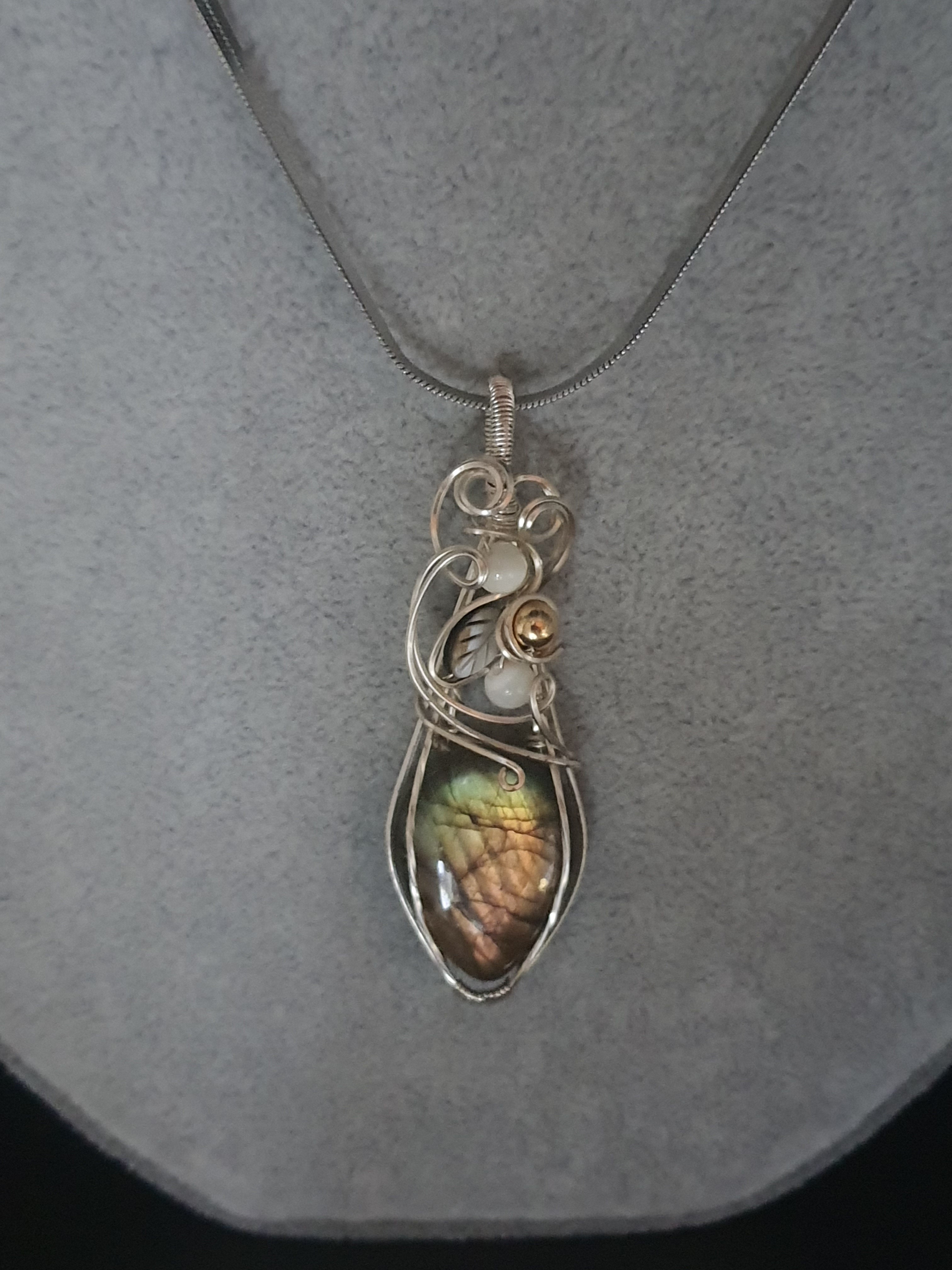 Ciondolo di Labradorite placcato argento con inserti in madreperla