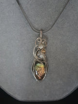 Ciondolo di Labradorite placcato argento con inserti in madreperla