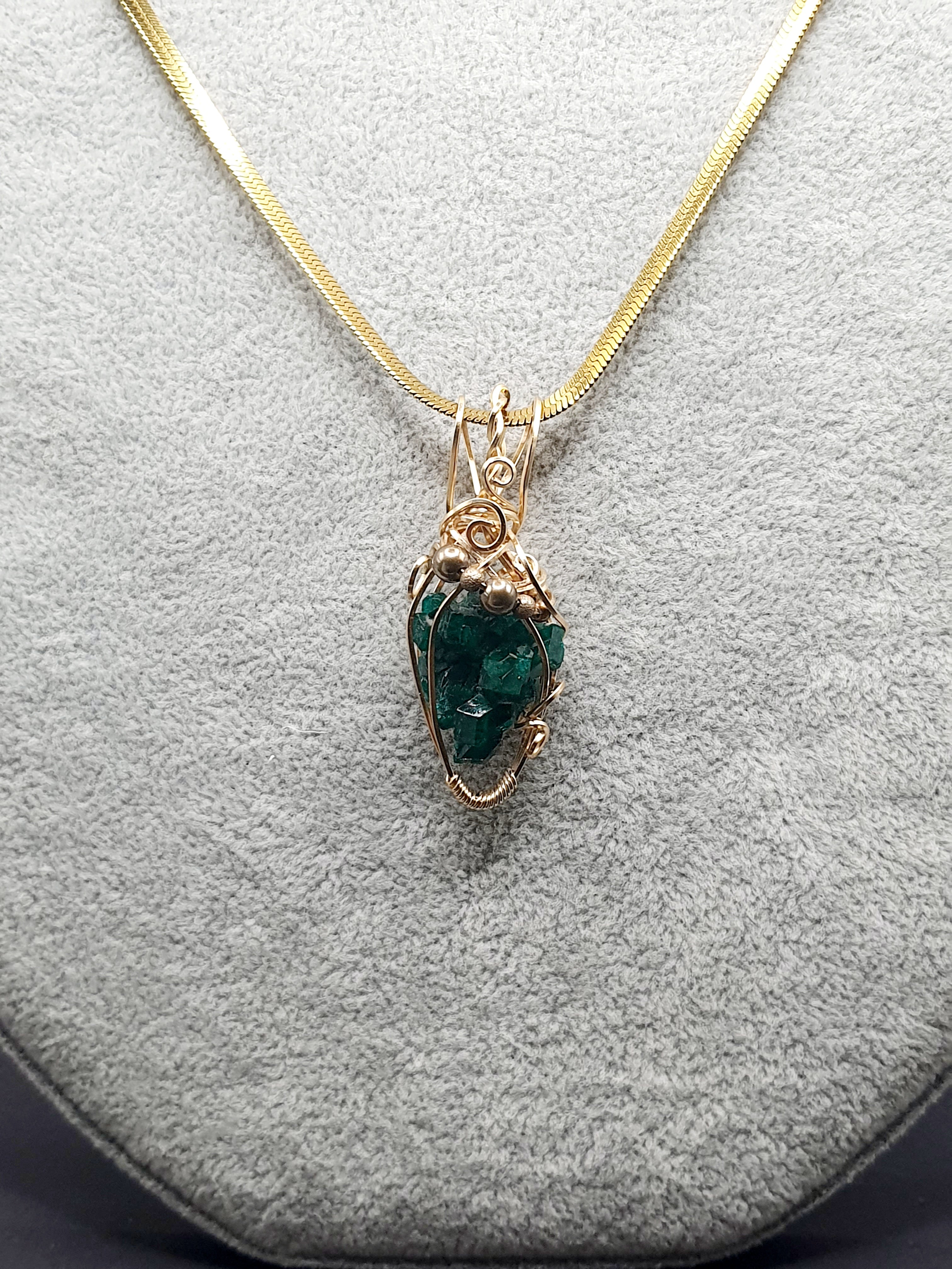 Ciondolo con Pietra Dioptasio Oro 14K – Risveglio del Cuore, Attivazione DNA, Guarigione Energetica, Pezzo Unico Esclusivo