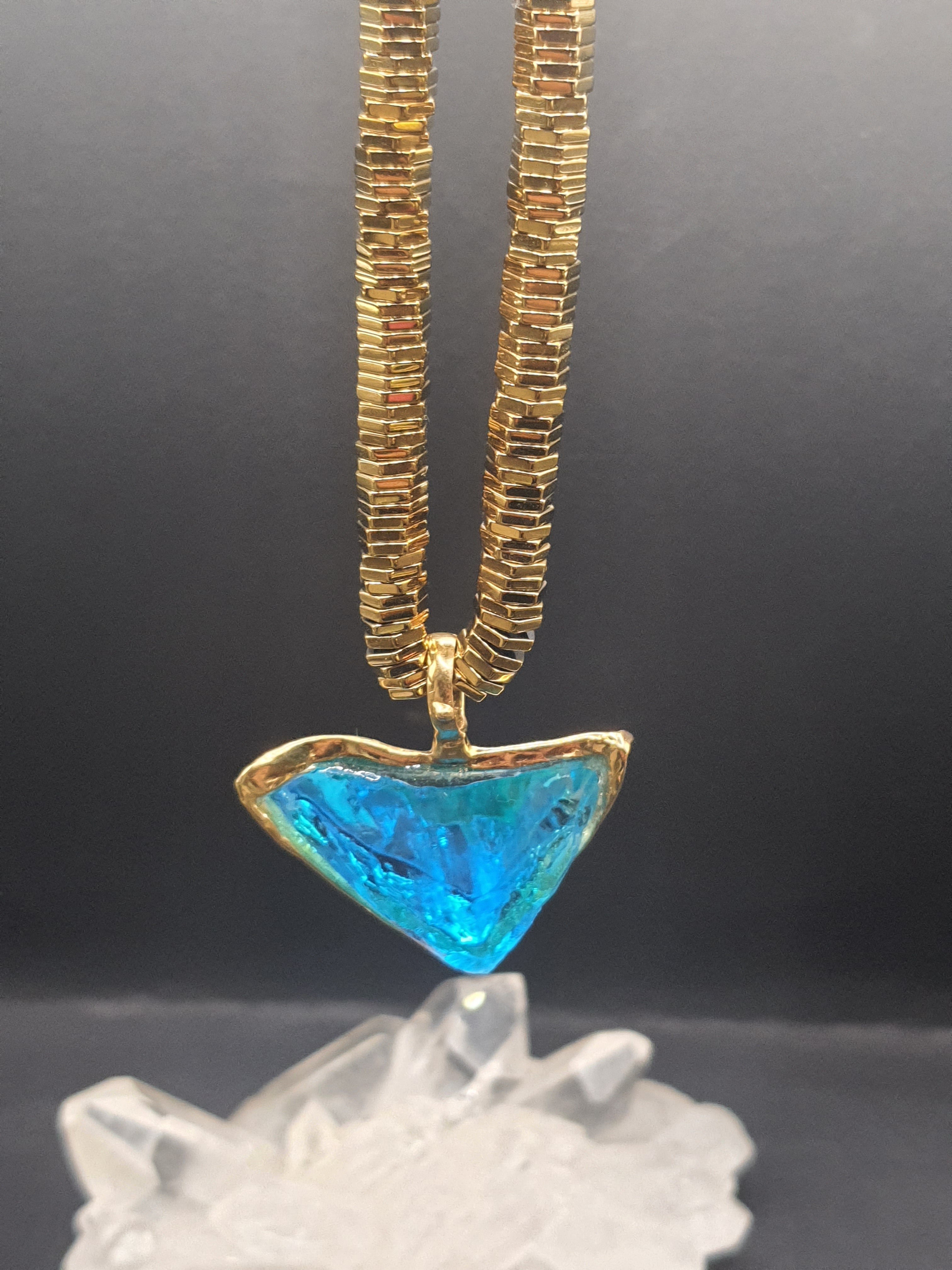 Rayon Bleu – Pendentif Cristal Andara Bleu Brillant Plaqué Or – Haute Vibration, Activation ADN