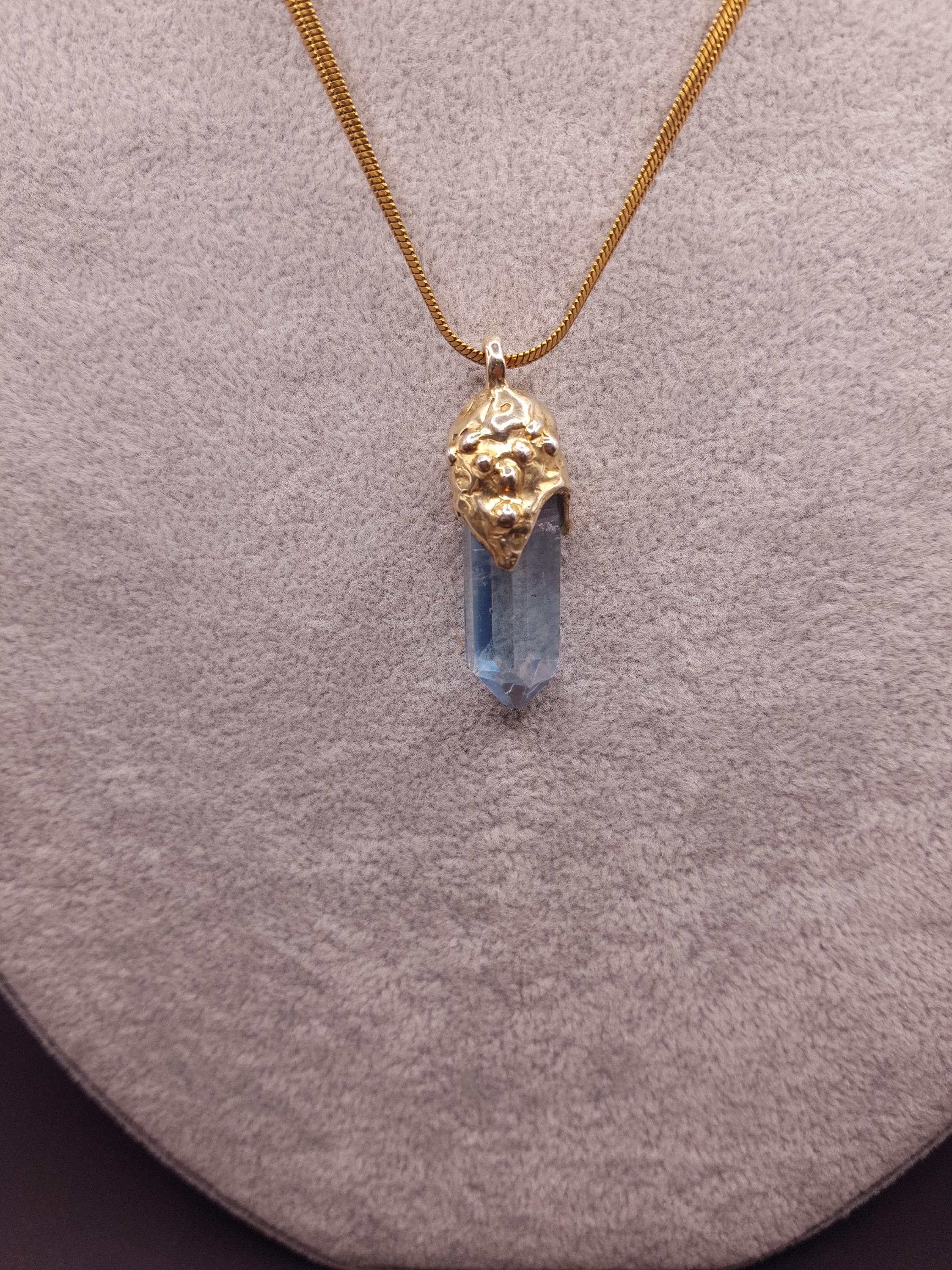 Ciondolo Aqua Aura Quartz Argento Placcato Oro 18k – Pallade Atena Gioiello Fatto a Mano