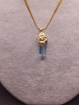 Ciondolo Aqua Aura Quartz Argento Placcato Oro 18k – Pallade Atena Gioiello Fatto a Mano